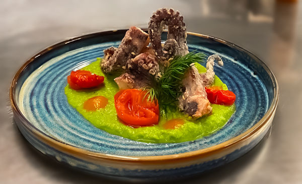 Polpo fritto su crema di spinaci, ketchup di peperoni e chips di cavolo nero 