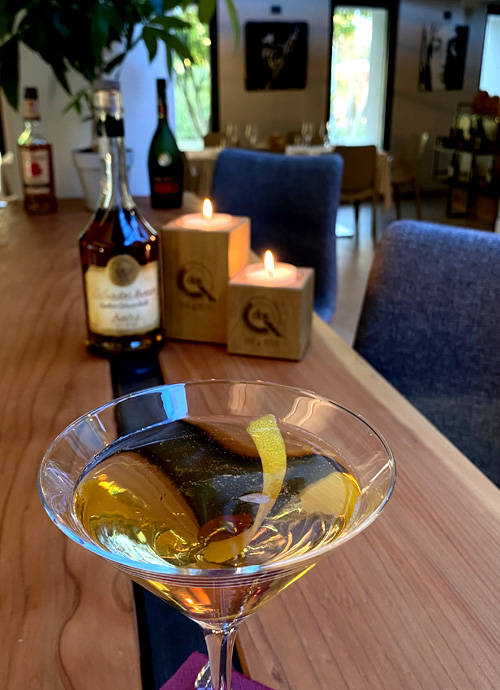 Un classico al bancone, tra candele e distillati