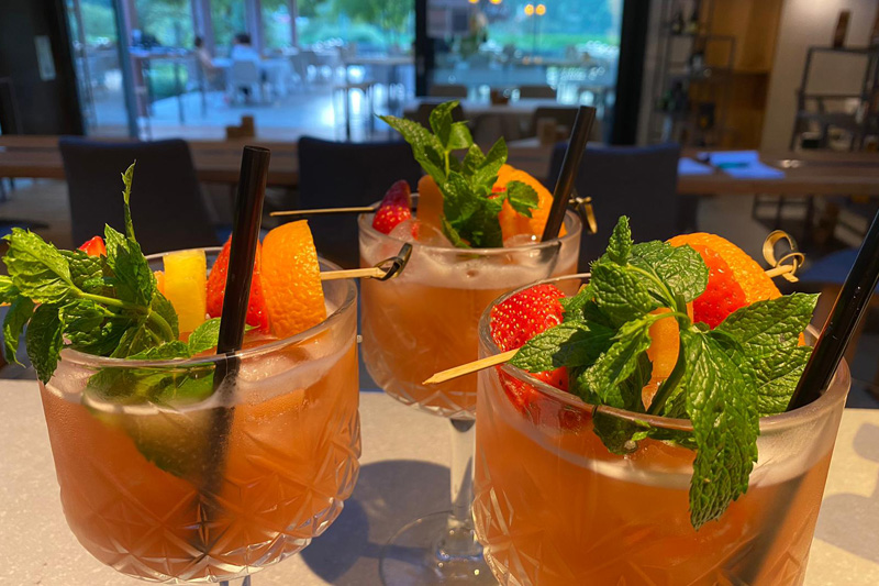 I cocktail della casa, con frutta fresca e menta