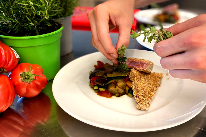 La preparazione dei piatti in cucina