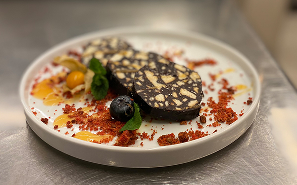 Salame di cioccolato con gel di arancia