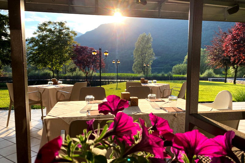 La terrazza del dasQ al tramonto, con vista sulle montagne di Idro