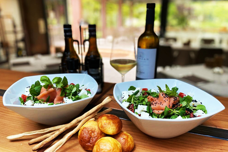 Insalata con salmone e feta