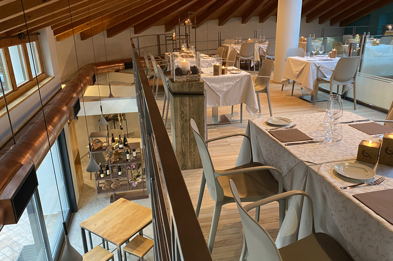 Il soppalco allestito per la cena