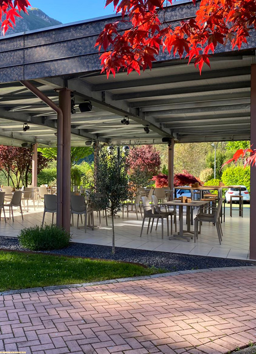 La terrazza in autunno, tra gli aceri rossi