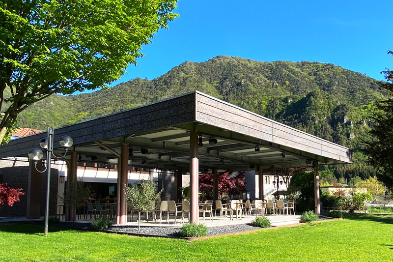 La terrazza coperta di dasQ nel parco, con vista sulle montagne